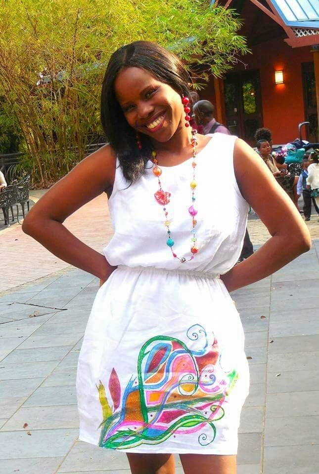 Edwige Adesca portant sa propre création.