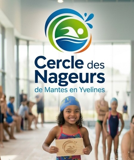 Une jeune nageuse du CNMY sourit sous le logo du club